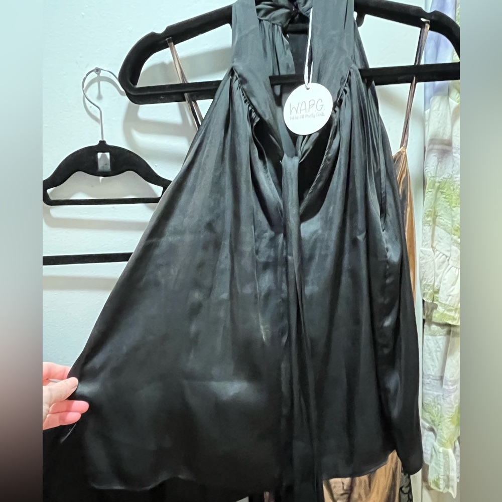 NWT WAPG BLACK SATIN HALTER TOP….   SIZE: SMALL